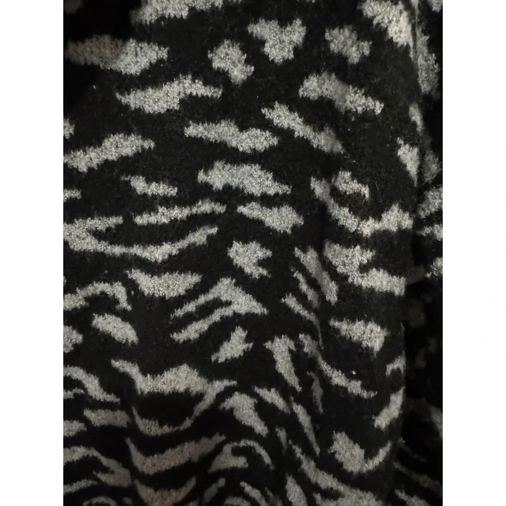 Rock & Republic - Black / White "animal print" Hooded Sweater - Size XL - Picture 4 of 4